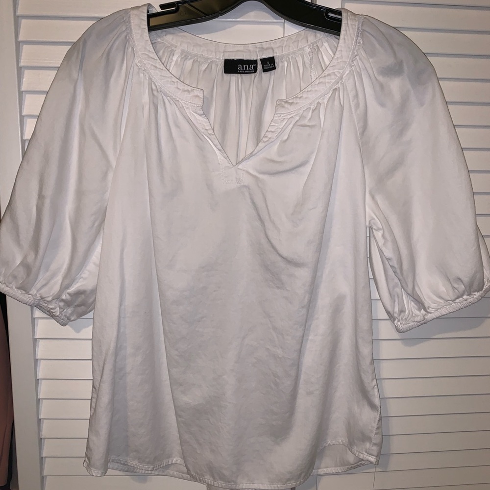 Small white 3/4 sleeve blouse. Split v neck